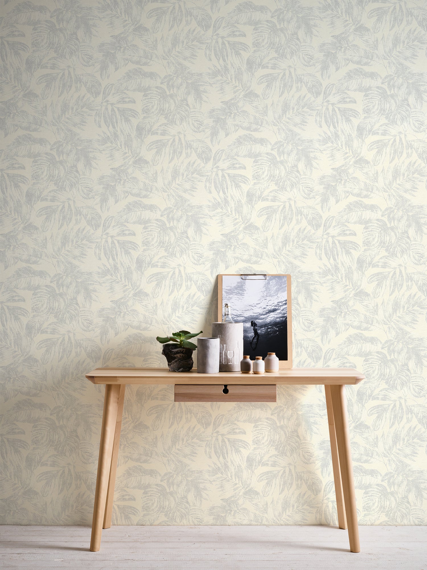 High-quality wallpaper from the Casual Living collection in white 